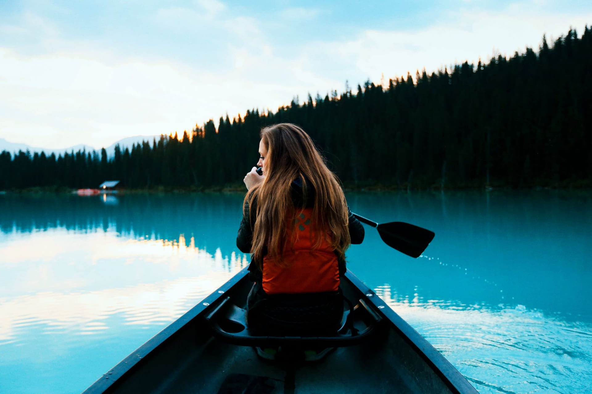 Jente på kanotur i Canada.
