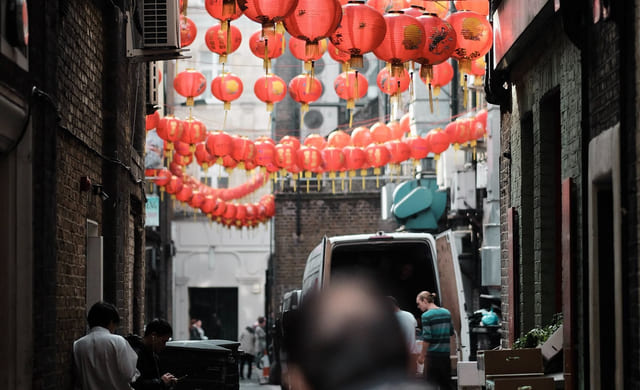 Kinesiske rislamper henger i en gate i Kina.