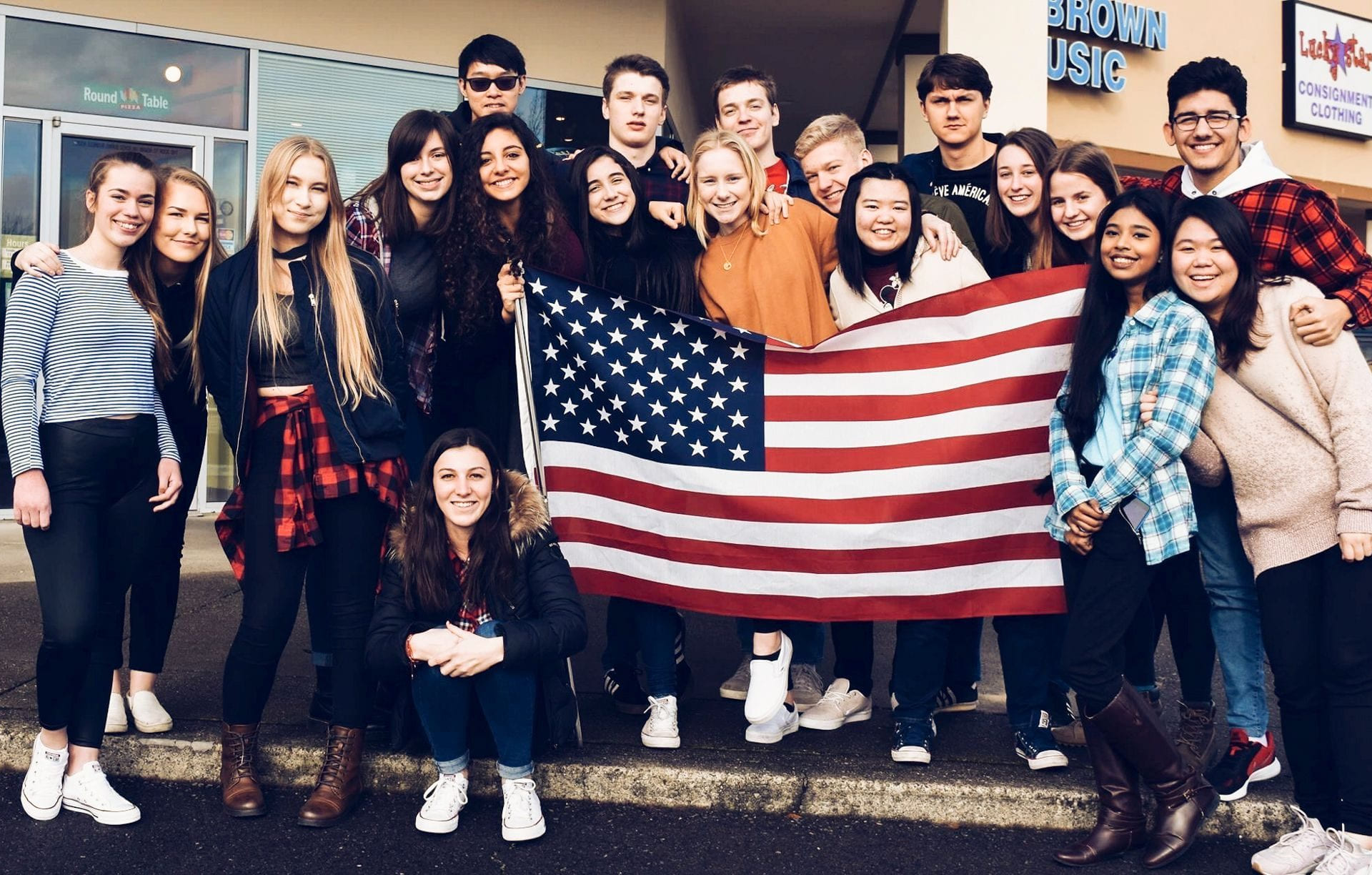 En skoleklasse poserer med det amerikanske flagget.