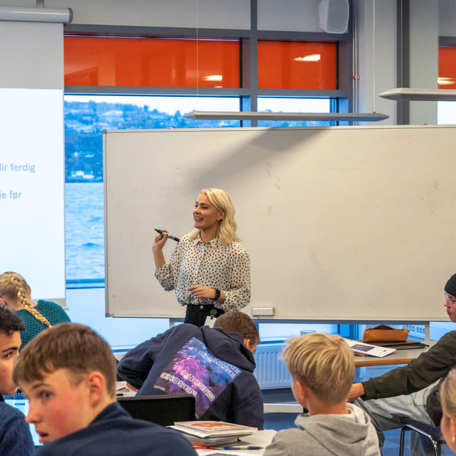 Lærer på Akademiet VGS Kristiansand underviser elevene