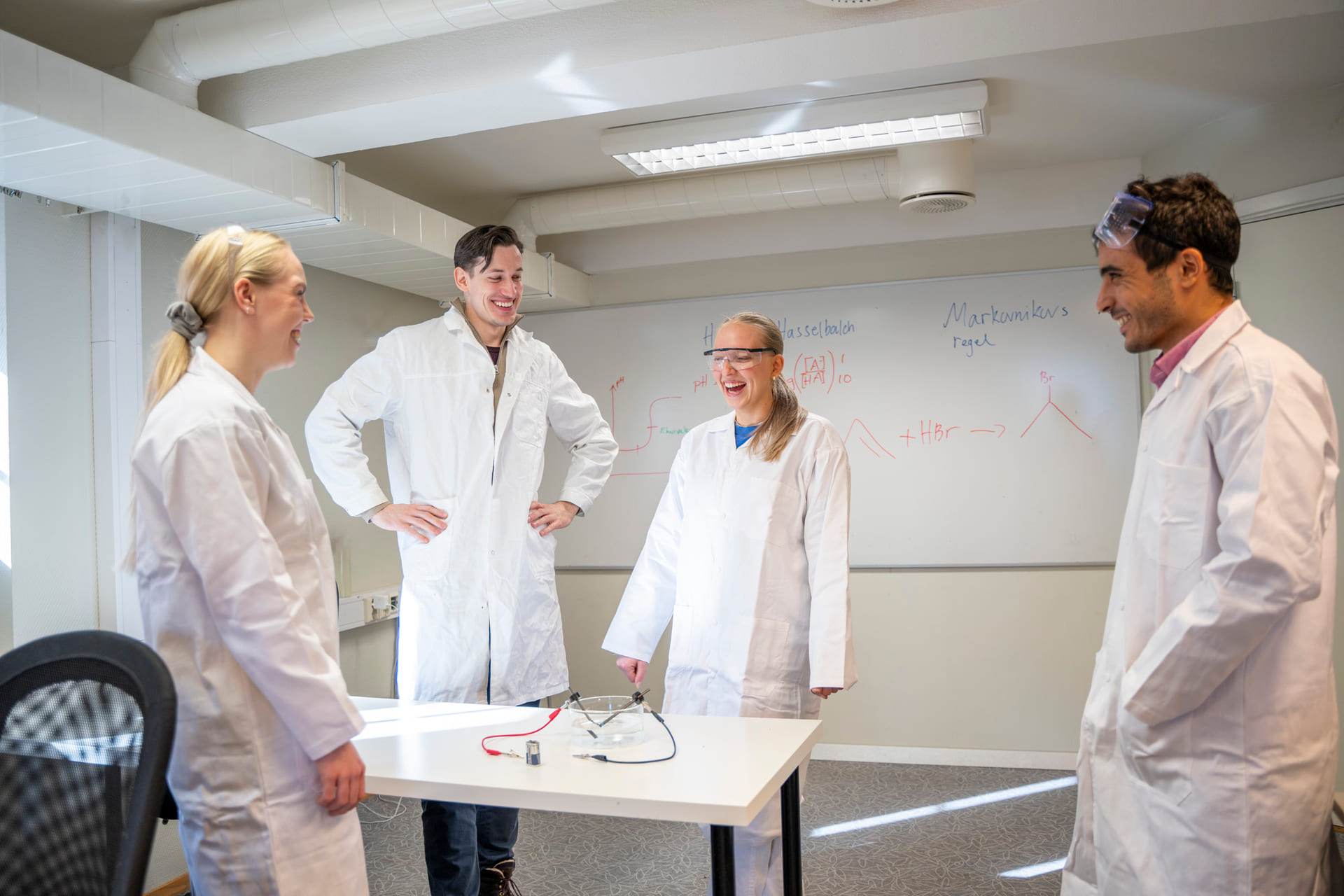 Lærer og elever har et forsøk i biologi på Akademiet Privatistskole