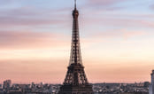 Bybilde av Paris med Eifefeltårnet i solnedgang. Foto.