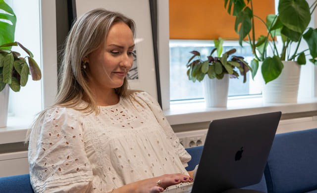 Privatist skriver på en macbook på Akademiet Privatistskole Oslo. Foto.