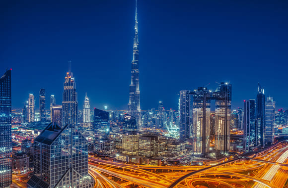 Skyline Dubai på kveldstid. Foto.