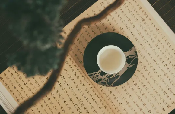 Kinesisk te og ark med skriftspråk