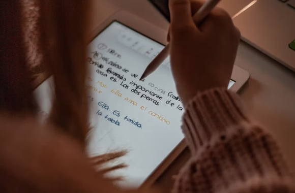 Jente skriver spansk på et nettbrett