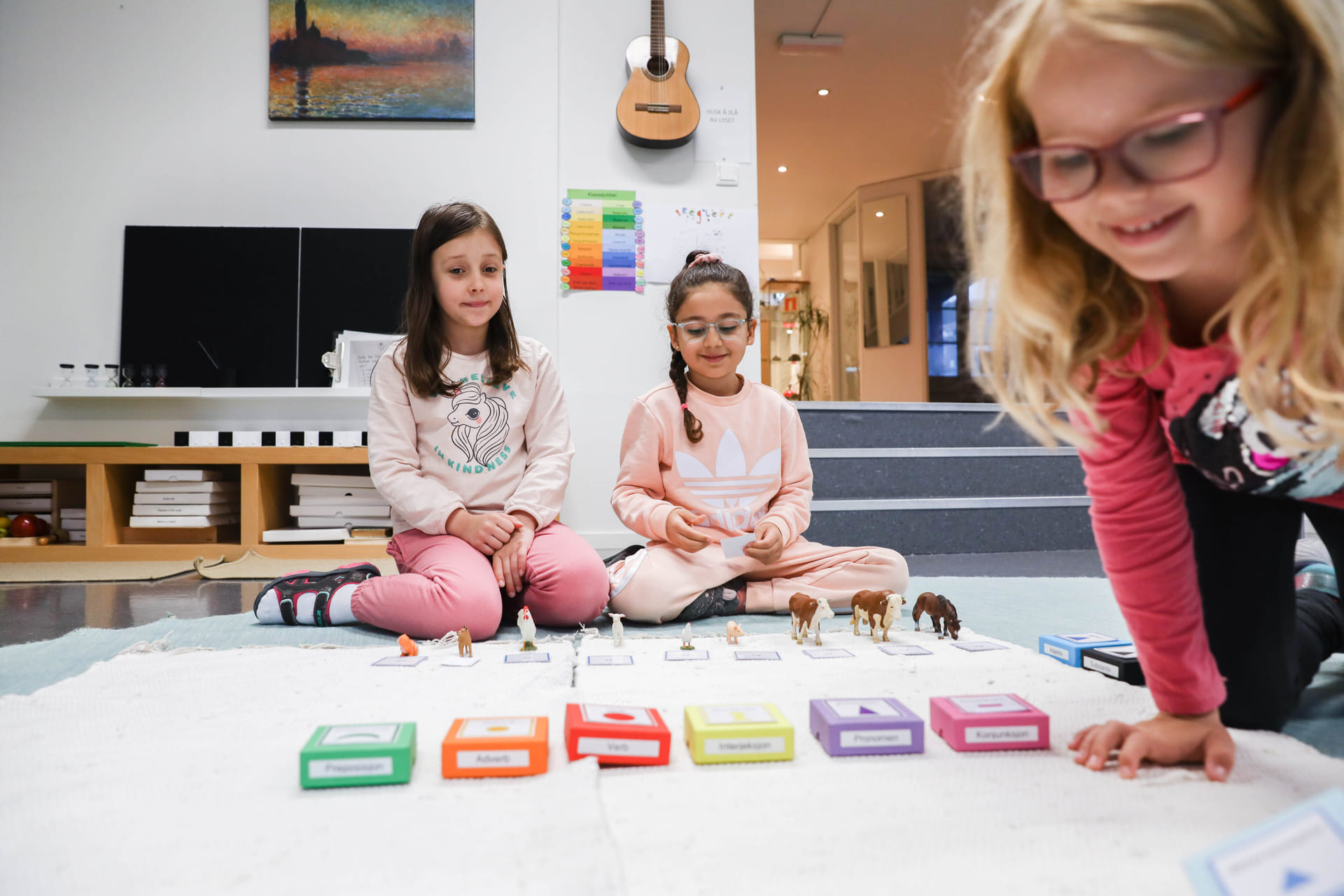 Elever på Akademiet Realfagsskole Drammen leker på gulvet