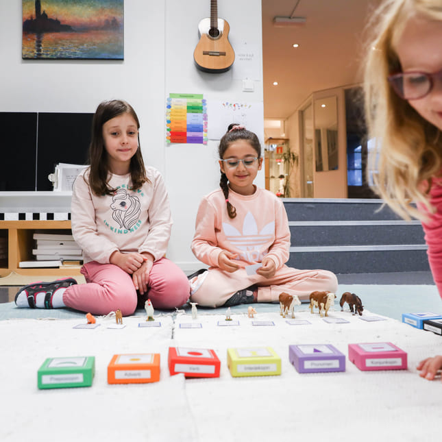 Elever på Akademiet Realfagsskole Drammen leker på gulvet