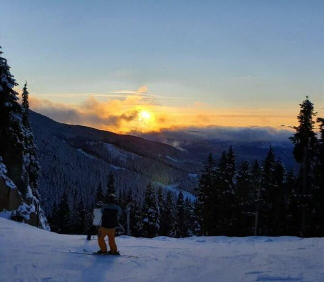 Skidag i Canada med solnedgang i bakgrunnen
