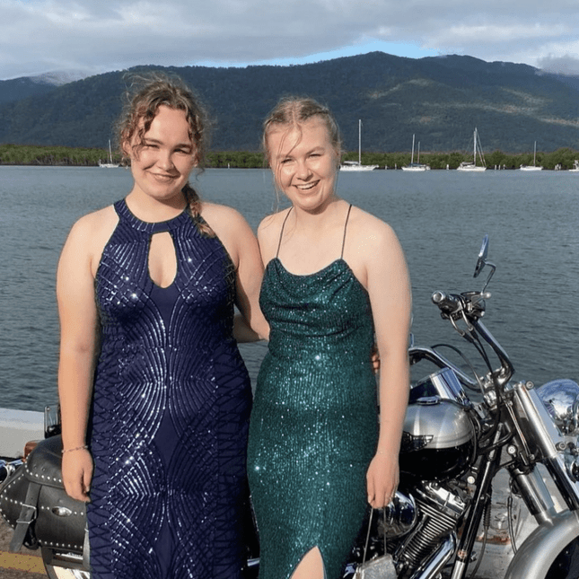 Christina og en venn poserer foran en motorsykkel på utveksling i australia