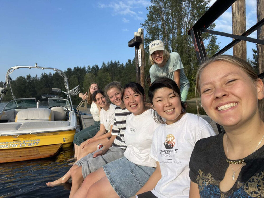 Ingrid med venner ved vannkanten på utveksling til Canada med Akademiet Utveksling