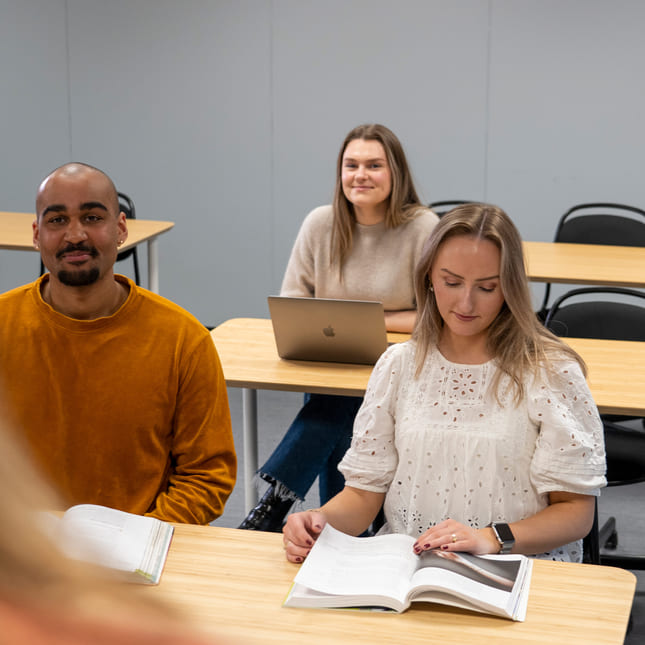 Elever sitter i klasserom på Akademiet Privatistskole