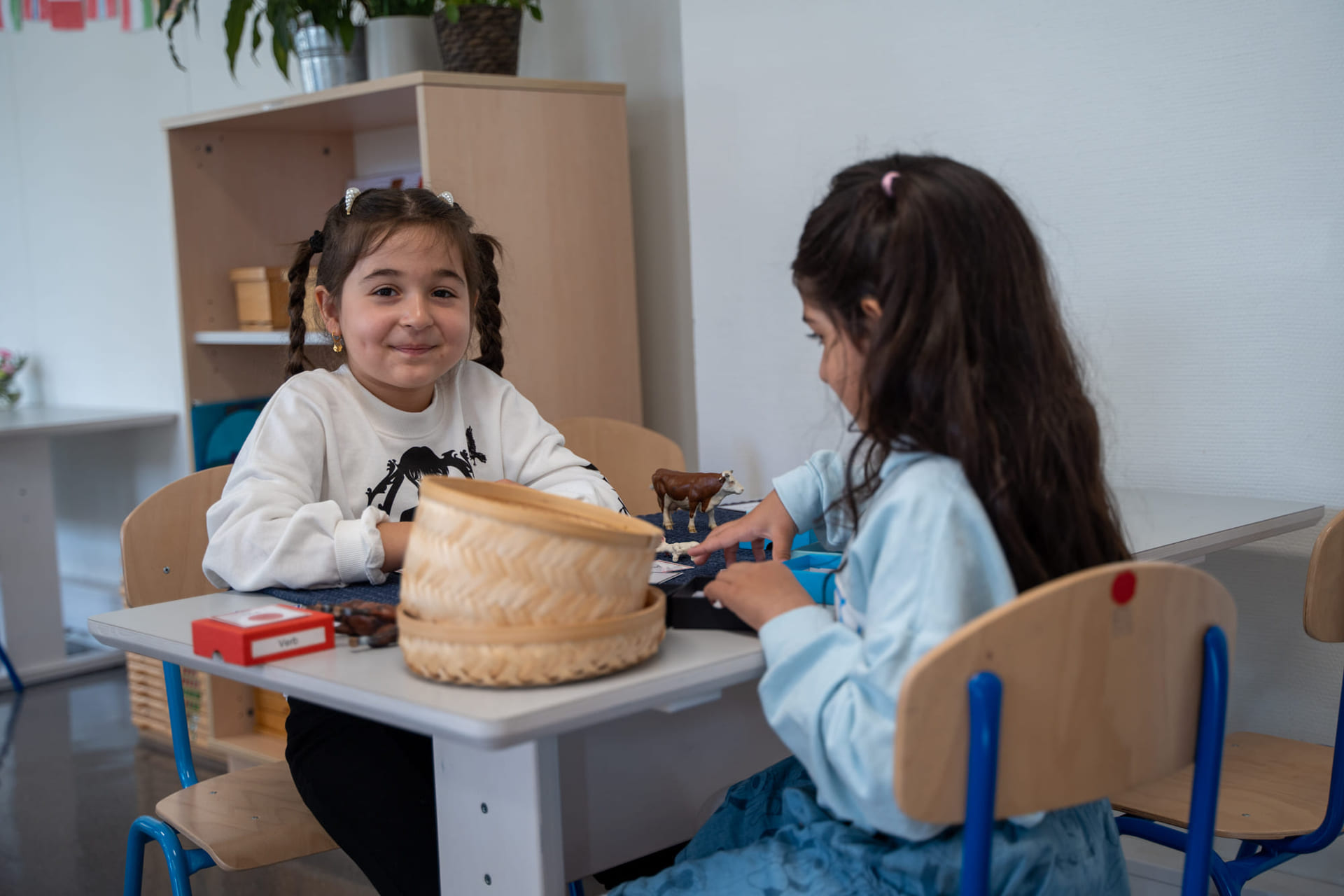 To jenter jobber med Montessori-materiell på Akademiet Realfagsskole Drammen.