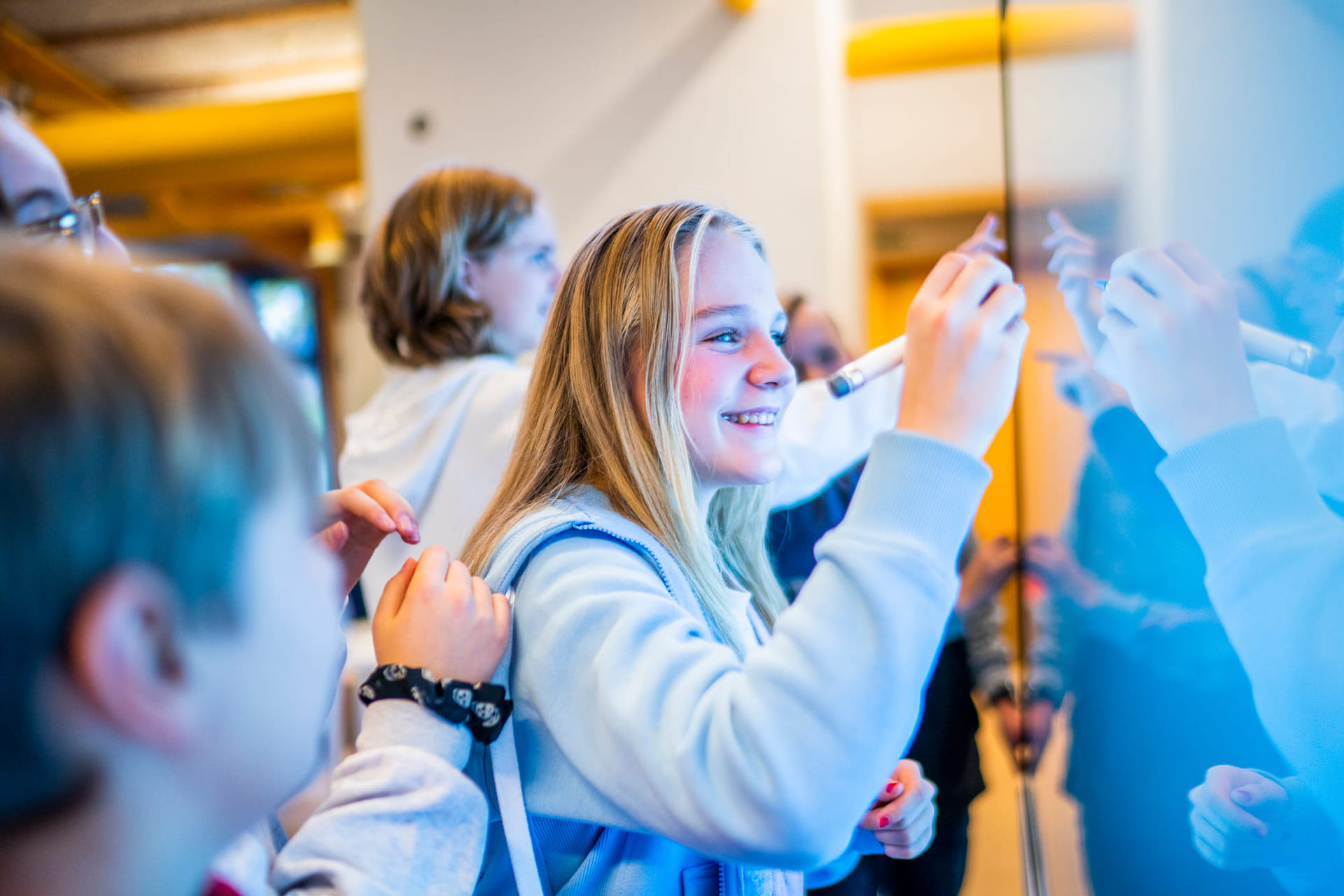 Elev på Akademiet Realfagsskole Oslo skriver på tavla.