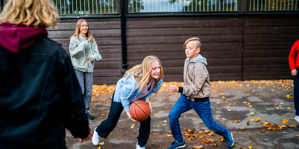 Elever på Akademiet Realfagsskole Oslo leker i skolegården