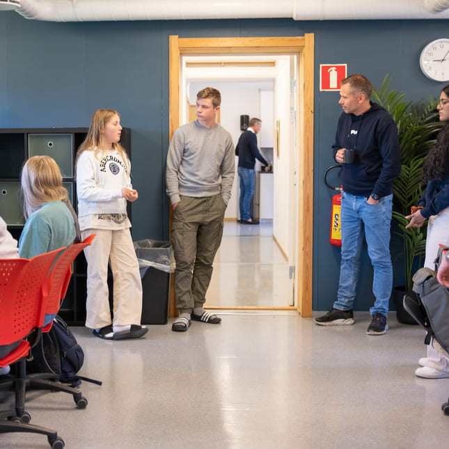 Elever jobber på Akademiet Ungdomsskole Lier mens politikere fra Høyre er på besøk