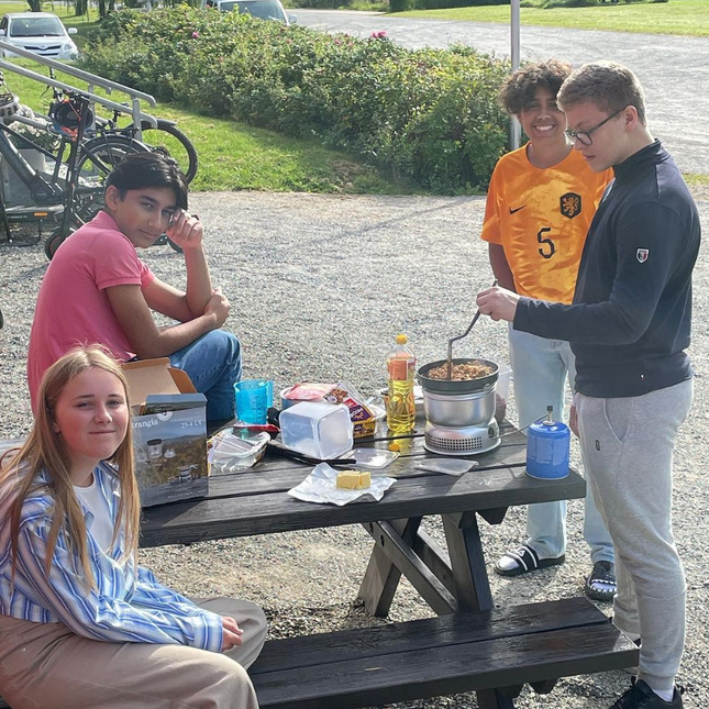 Elever lager mat utendørs på Akademiet Ungdomsskole Lier.