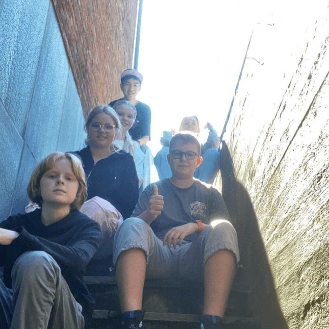 Elever fra Akademiet Ungdomsskole Lier poserer i en trapp