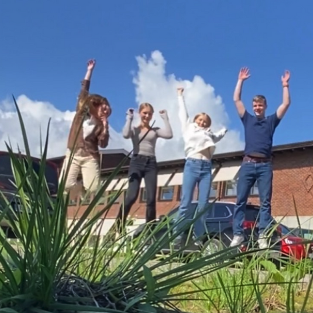 Fire elever fra Akademiet Ungdomsskole Lier hopper utenfor skolen