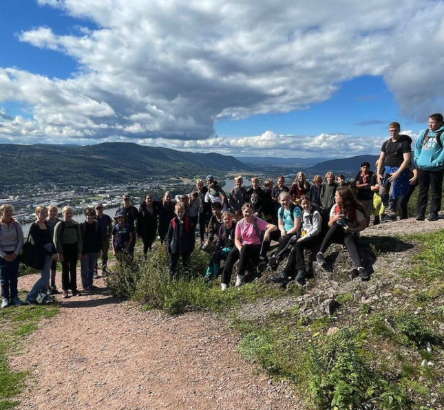 Elever på Akademiet Ungdomsskole Lier på tur i Drammensmarka