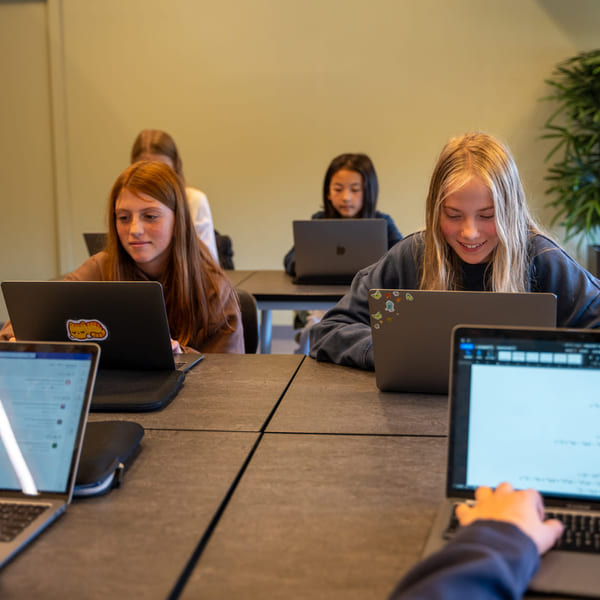 Elever på Akademiet Realfagsskole Oslo jobber effektivt i en time