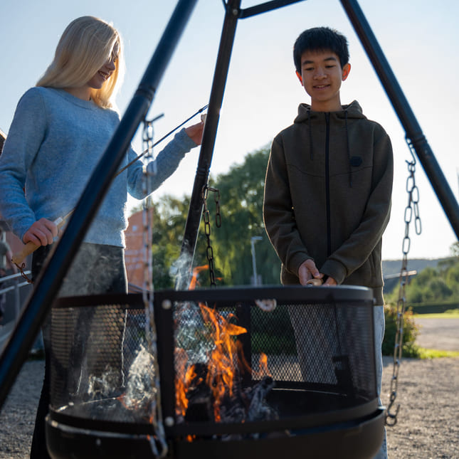 Elever på Akademiet Ungdomsskole Lier griller mashmallows