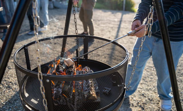 Elever på Akademiet Ungdomsskole Lier griller mashmallows