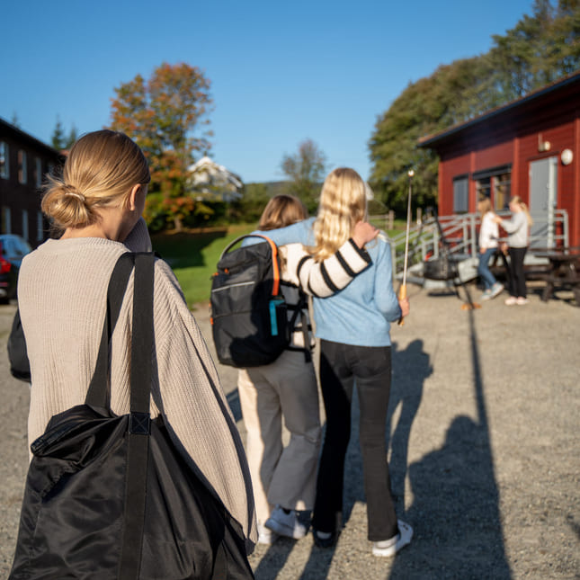 Elever på Akademiet Ungdomsskole Lier går mot inngangsdøra