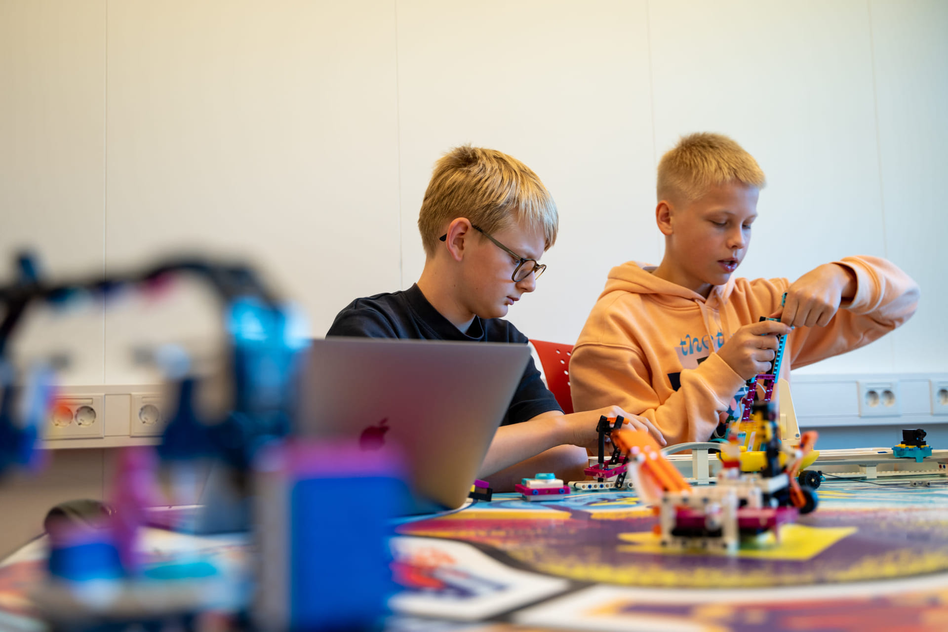 Elever på Akademiet Ungdomsskole Lier jobber med lego