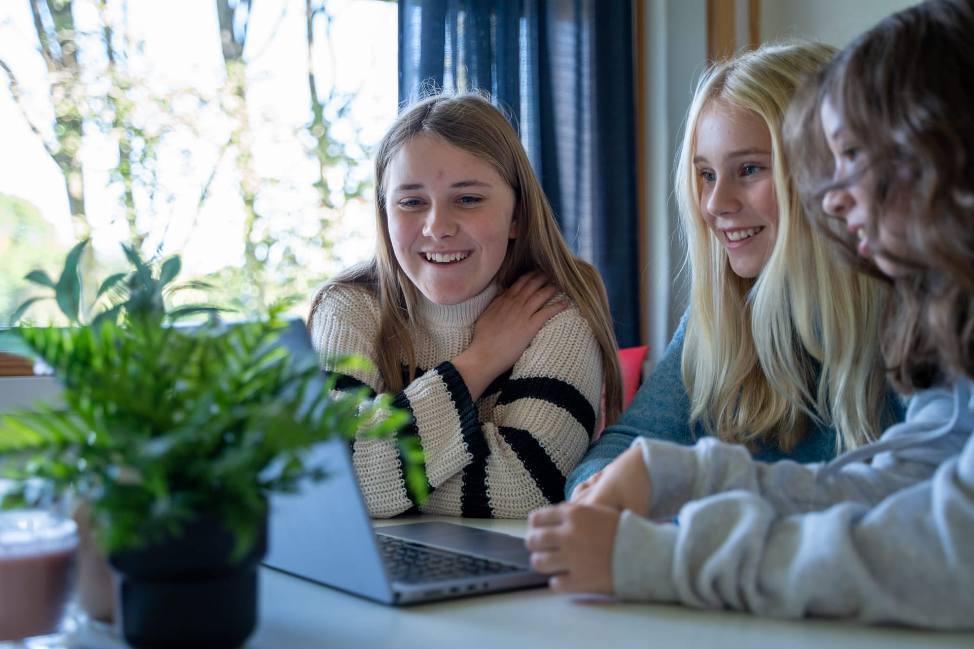 Elever på Akademiet Ungdomsskole Lier jobber fokusert på Macbook