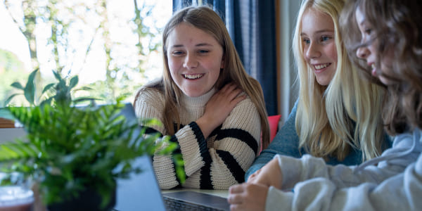 Elever på Akademiet Ungdomsskole Lier jobber fokusert på Macbook