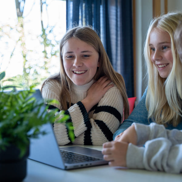 Elever på Akademiet Ungdomsskole Lier jobber fokusert på Macbook