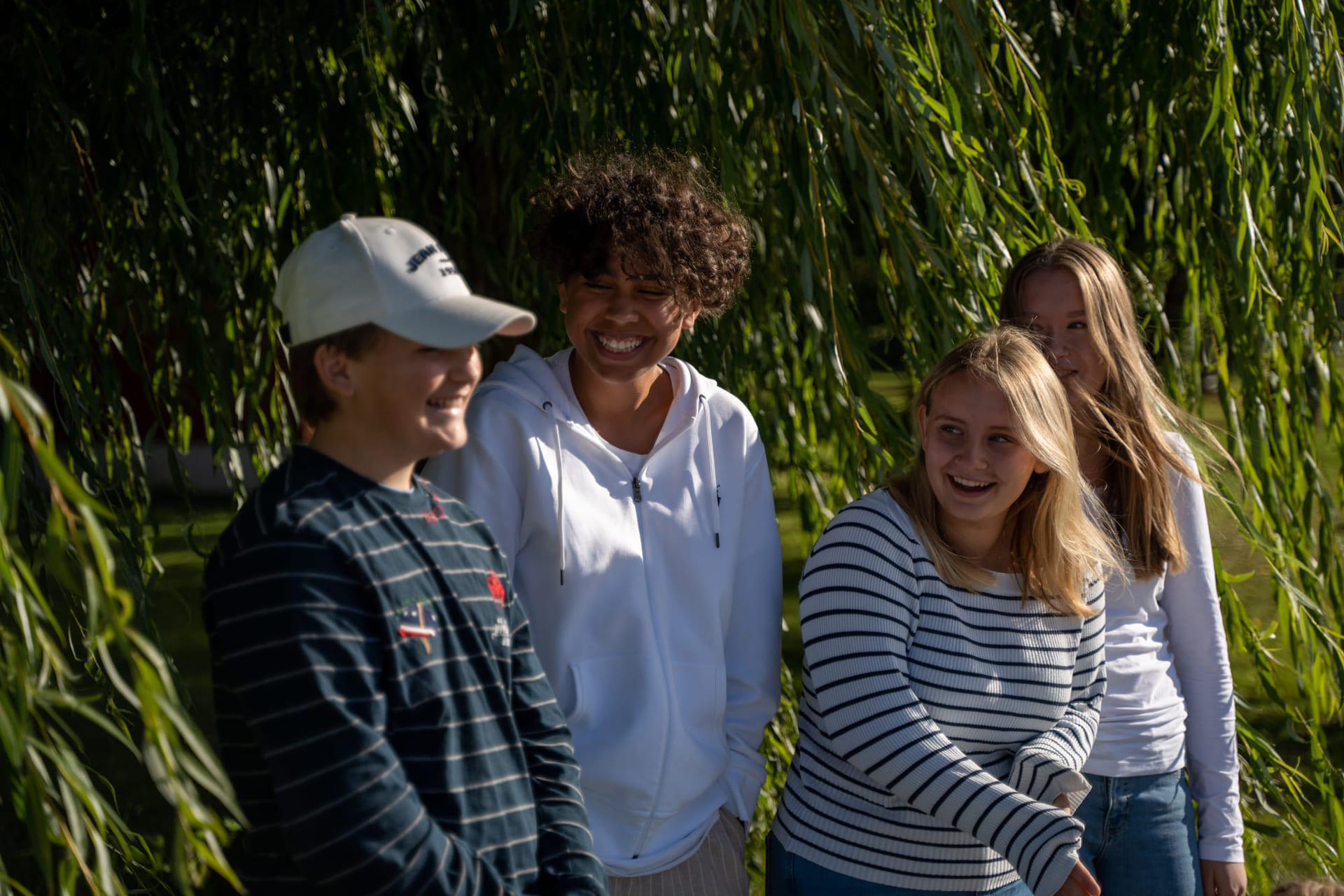 Elever på Akademiet Ungdomsskole Lier står utenfor skolen