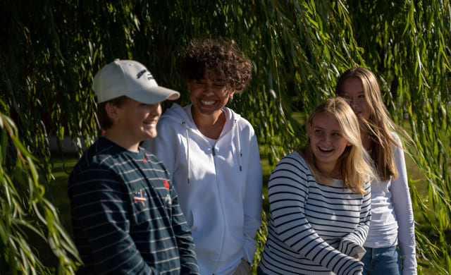 Elever på Akademiet Ungdomsskole Lier står utenfor skolen