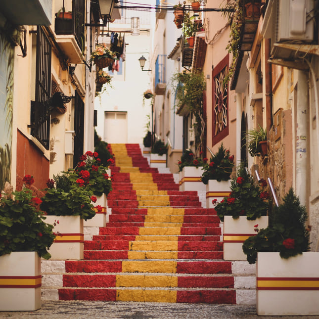 En trapp med malt i det spanske flagget