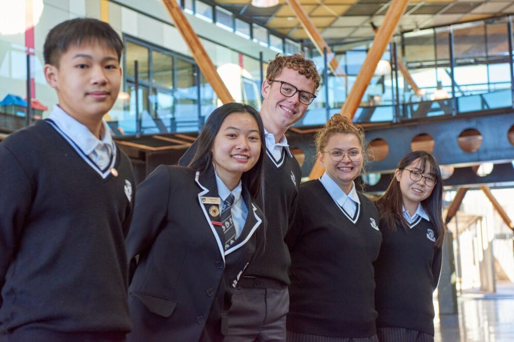 Magnus med venner på utveksling til new zealand på avondale college