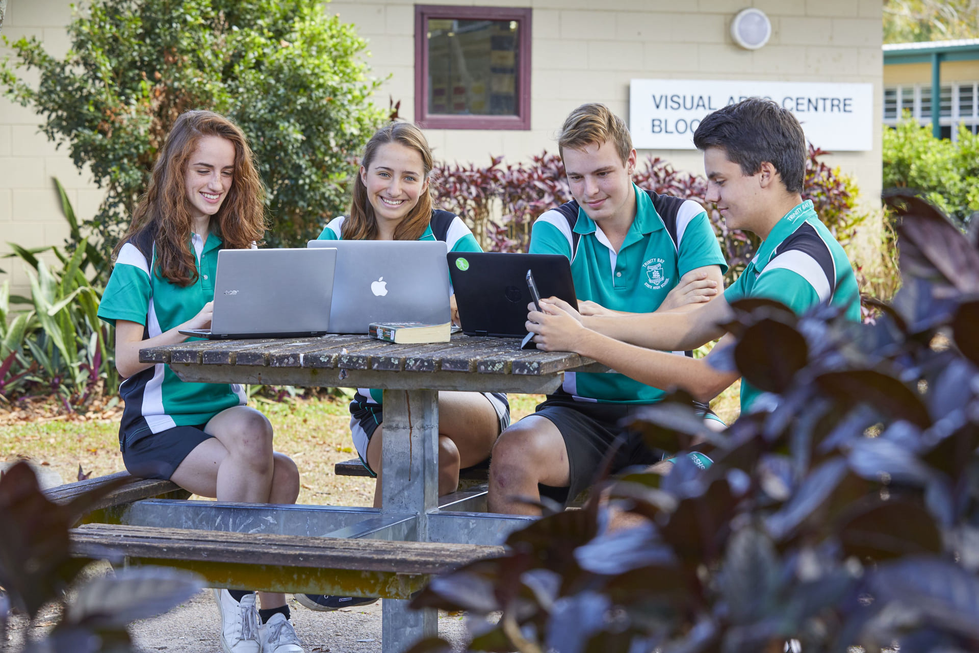 Elever sitter og jobber på Trinity Bay i Australia