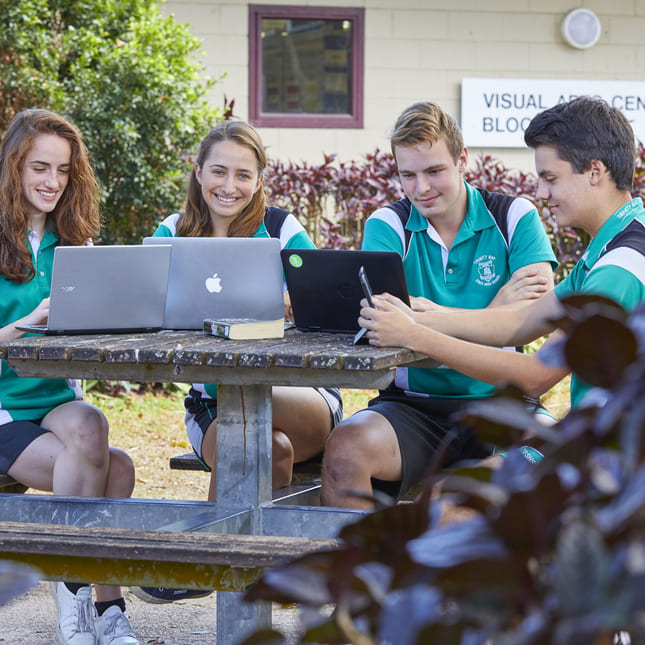 Elever sitter og jobber på Trinity Bay i Australia