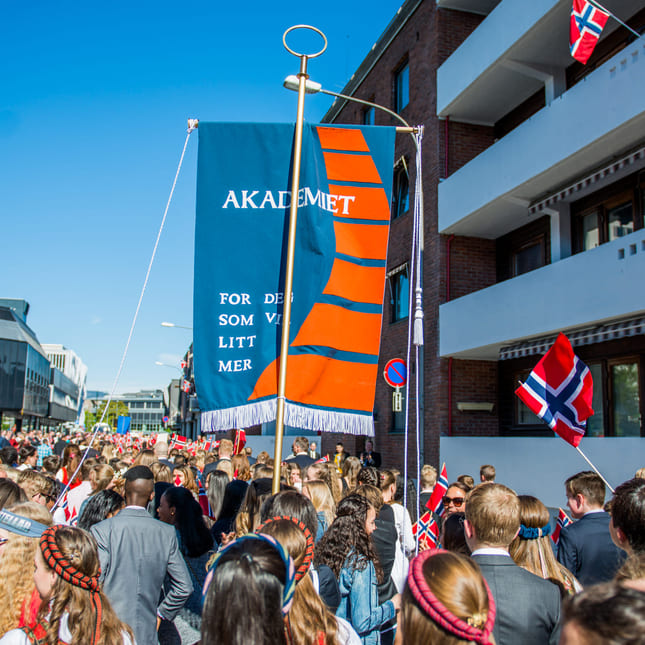 Akademiet-fanen i 17. mai-toget