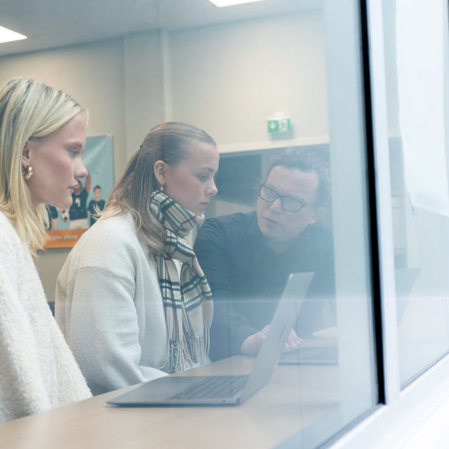 Elever på Akademiet VGS Fredrikstad jobber med skole