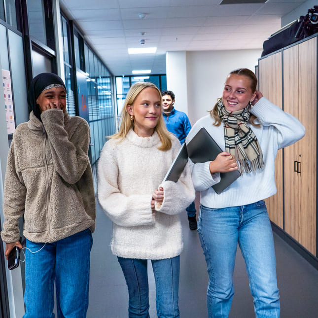 Elever på Akademiet VGS Fredrikstad jobber med skole