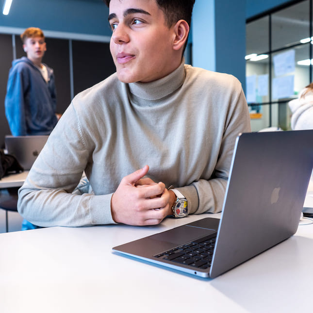 Elev på Akademiet VGS Fredrikstad jobber med skole