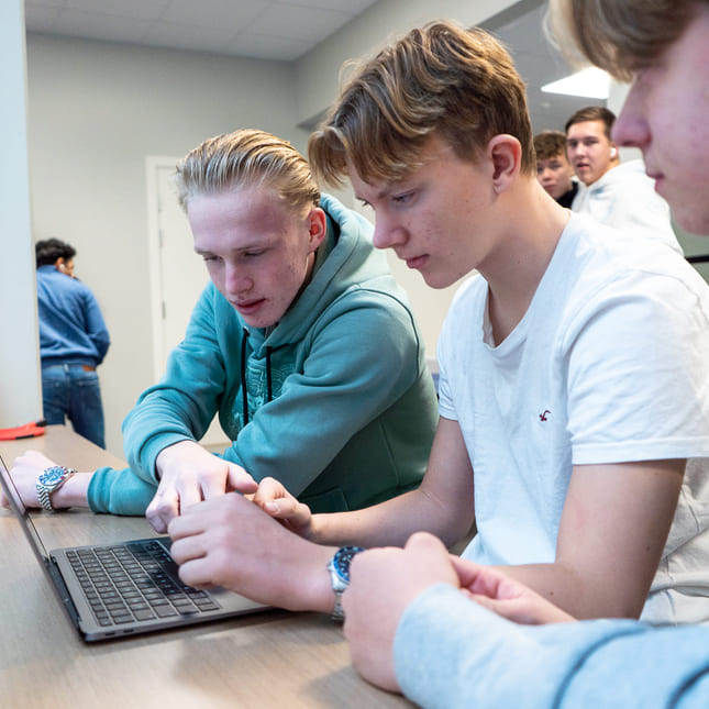 Elever på Akademiet VGS Fredrikstad jobber med skole