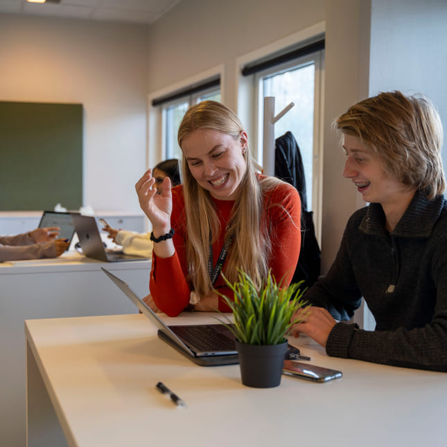 Mentor og elev på agora på Akademiet VGS Heltberg Bislett