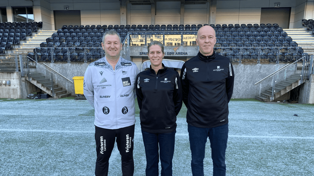 Her er Starts utviklingsleder Tomi Markovski (t.v.) sammen med Hilde Nævestad og Per Kristian Bøhn, henholdsvis sportssjef og rektor/daglig leder på Akademiet på Sparebanken Sør Arena. (Foto: Egil Olsen).