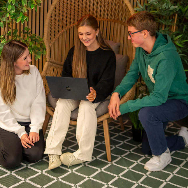 Elever snakker sammen på Akademiet VGS Bergen