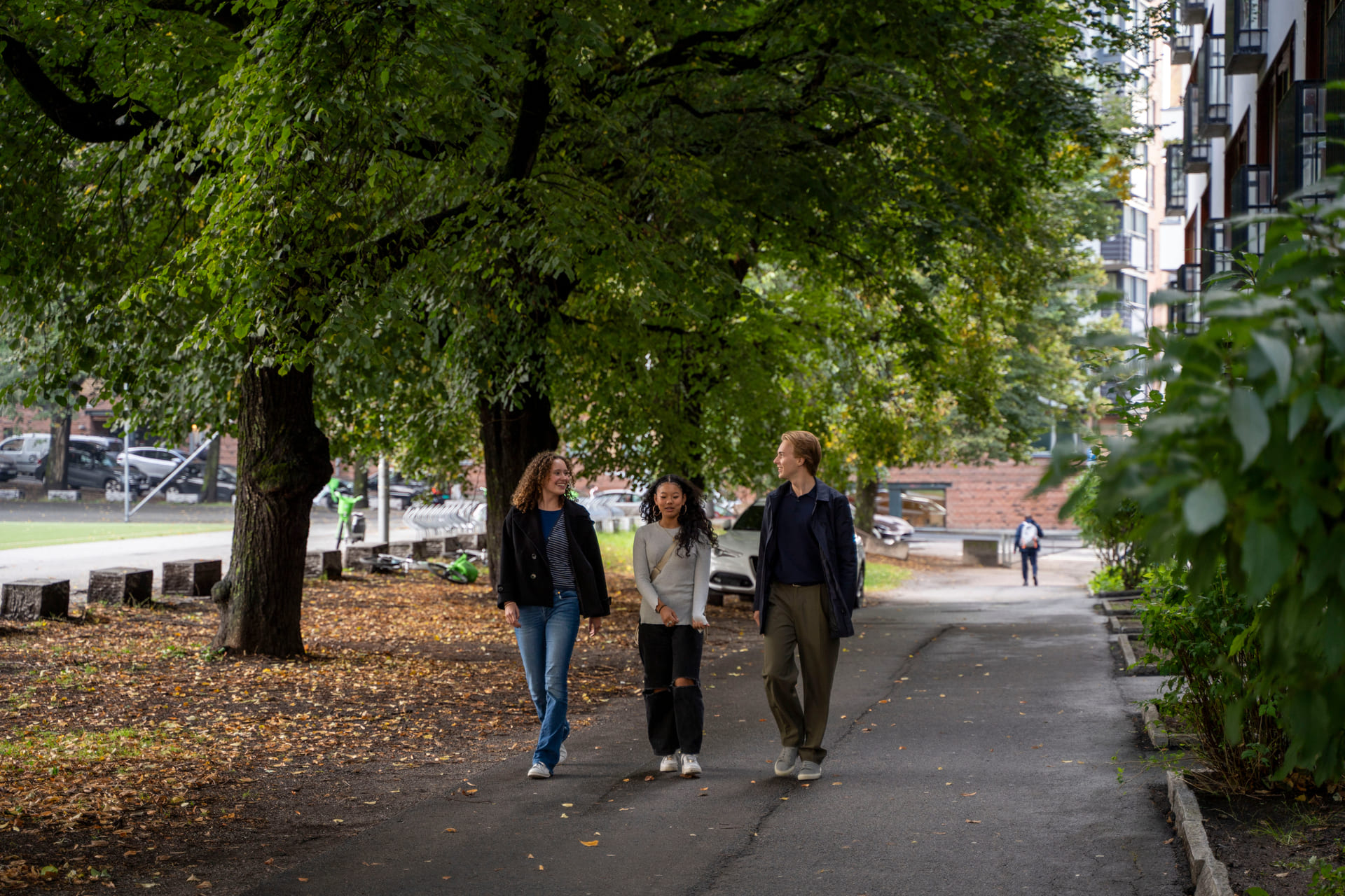 Tre elever på Akademiet VGS Heltberg Bislett går utenfor skolen