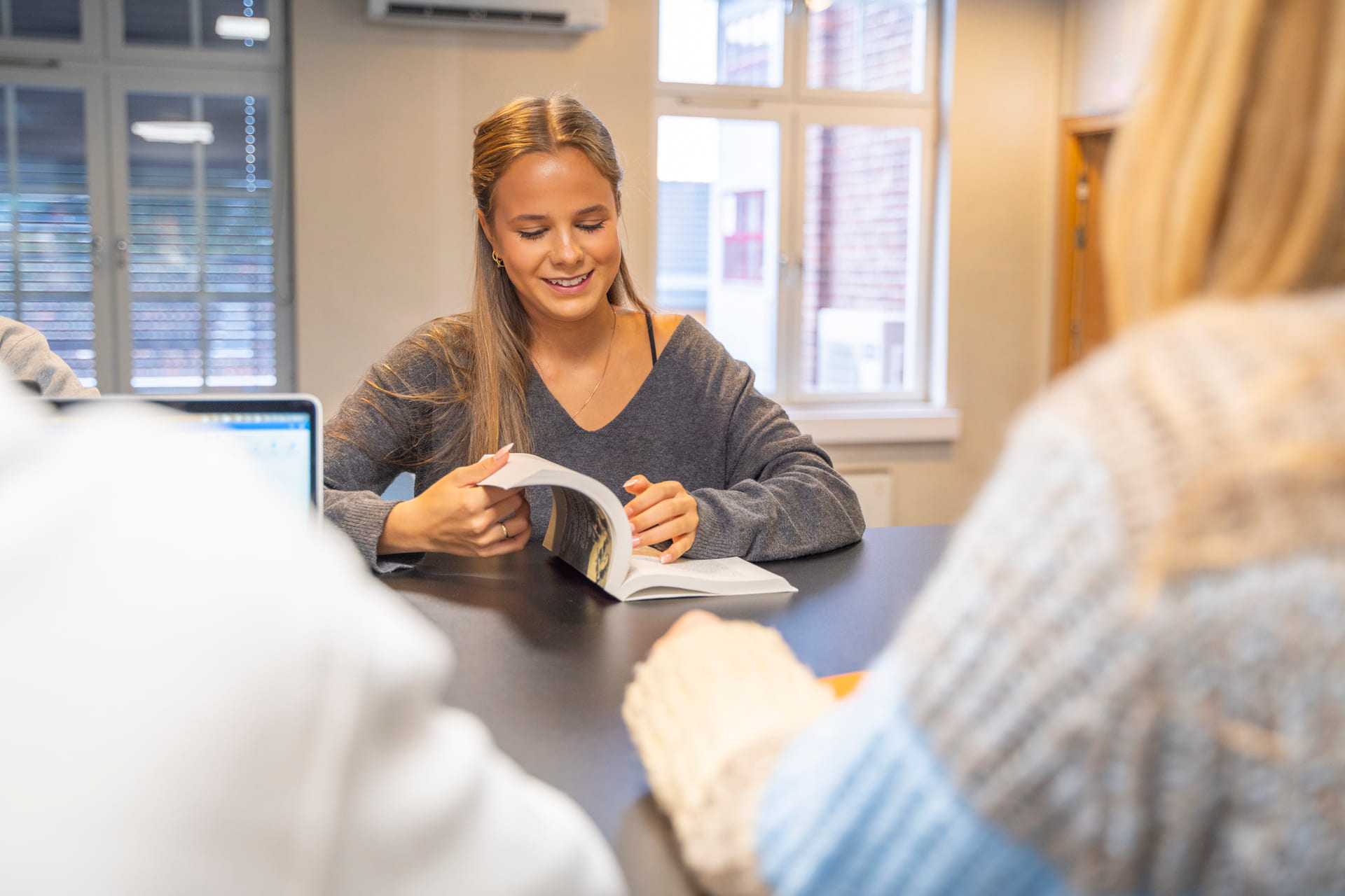 Elev leser i skolebok på Akademiet VGS Heltberg Drammen