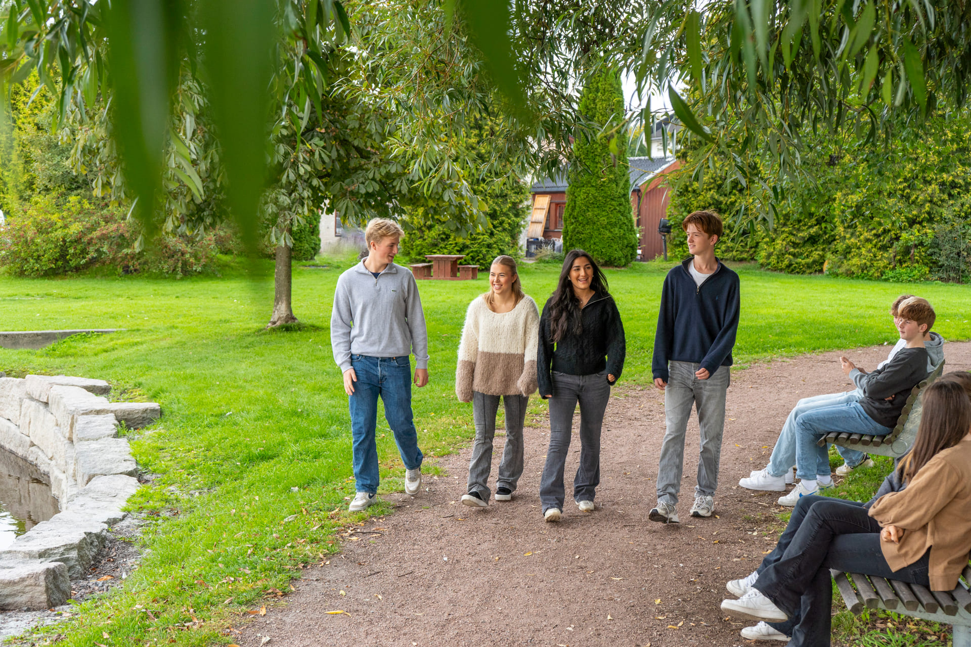 Elever går langs Drammenselva