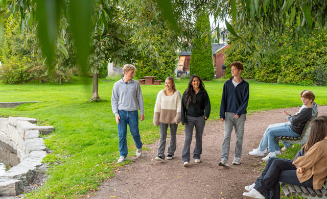 Elever går langs Drammenselva